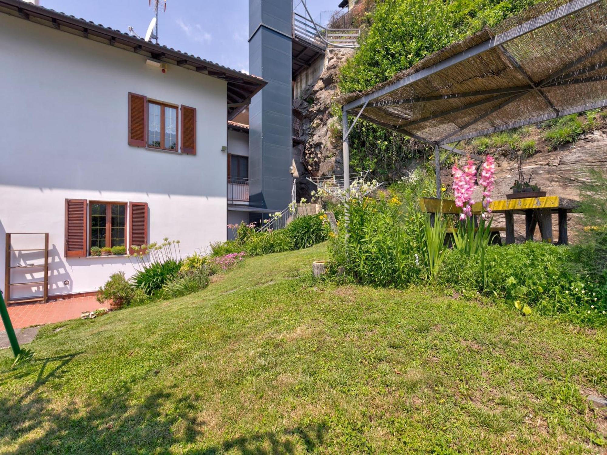Апартаменты Wonderful Flat With Swimming Pool Lift And Garden Граведона Экстерьер фото